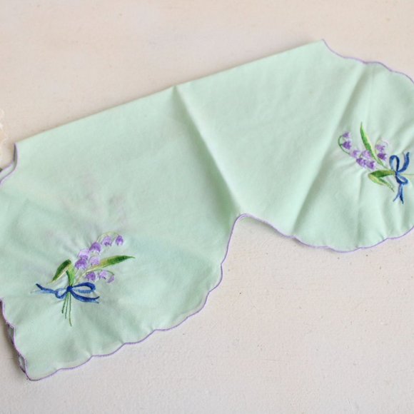 Vintage Bun Warmer, Mint Green Bread basket Liner, Embroidered Purple Flowers - Picture 4 of 10